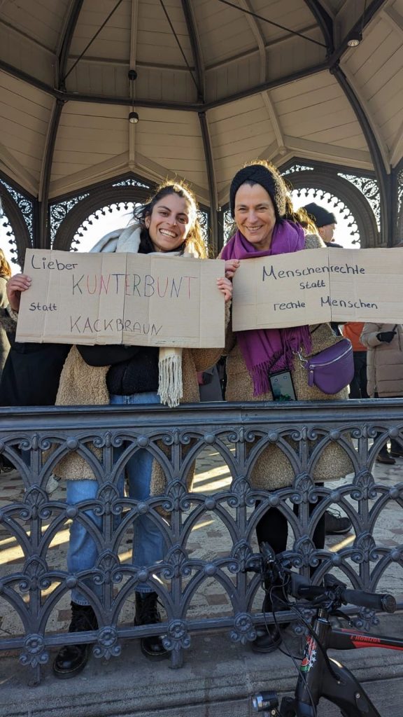 Susanne Hasel mit Tochter Jozy bei de Ant-Rechts-Demo am Samstag, 20. Januar 2024 in Stuttgart.