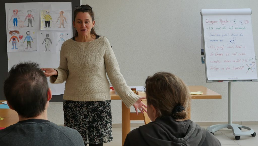 Susanne Hasel berät ein Paar nach einer Konfliktsituation.